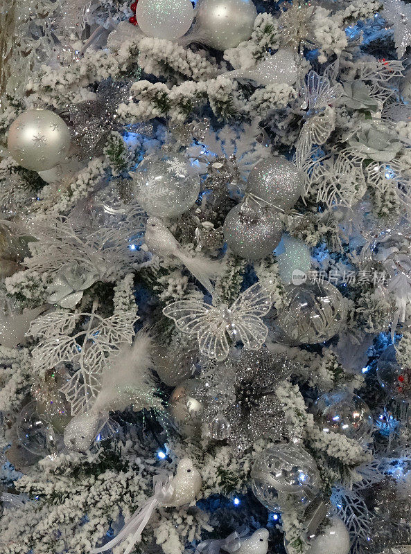 人造圣诞树，白色/银色的装饰品，亮片，鸟，蝴蝶，小饰物